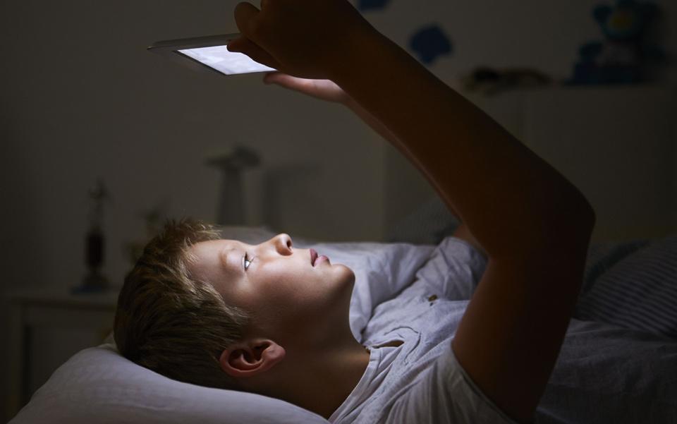 با تلفن همراه به رختخواب نرو