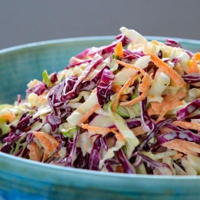 طرز تهیه سالاد کلم سفید و کشمش