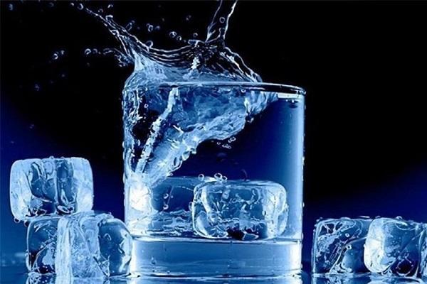 بیماریی های که نوشیدن آب یخ به جانتان می اندازد
