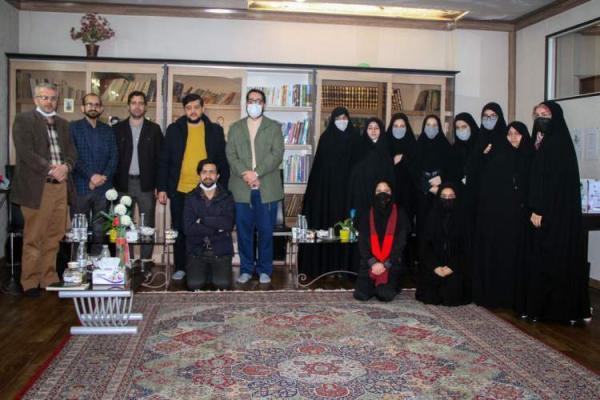 نویسندگانی که مهمان دانش آموزان کتابخوان شدند ، جشن امضای کتاب برگزیده جایزه جلال در یک مدرسه