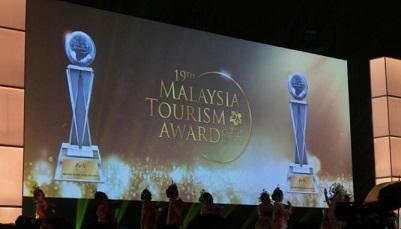 خبرنگاران برنده جایزه بهترین شرکت مسافرتی آسیای غربی در سال 2015