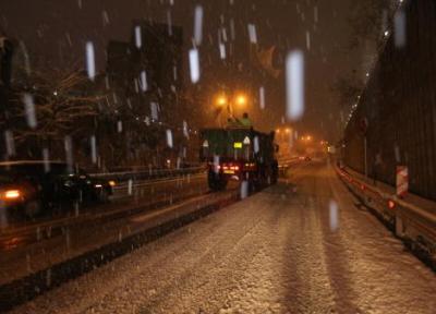 اندازه ترافیک در معابر اصلی منطقه 3 تهران در پی بارش شدید برف ، عملیات شن و نمک پاشی در کلیه خیابان ها